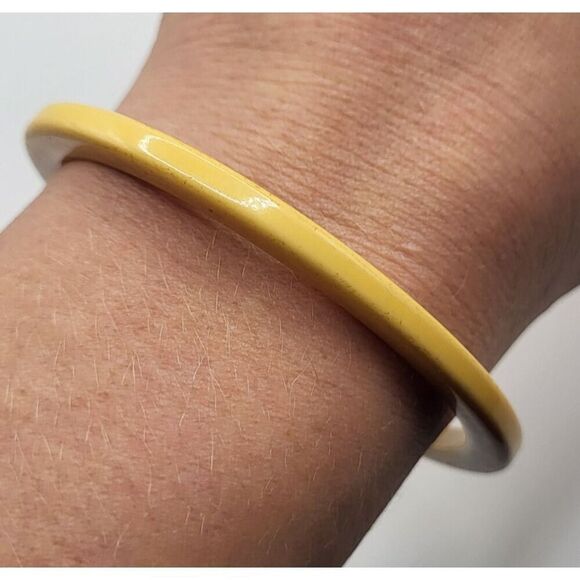 VIntage 70s Acrylic Yellow Bangle Bracelet 7.5in - Picture 1 of 4